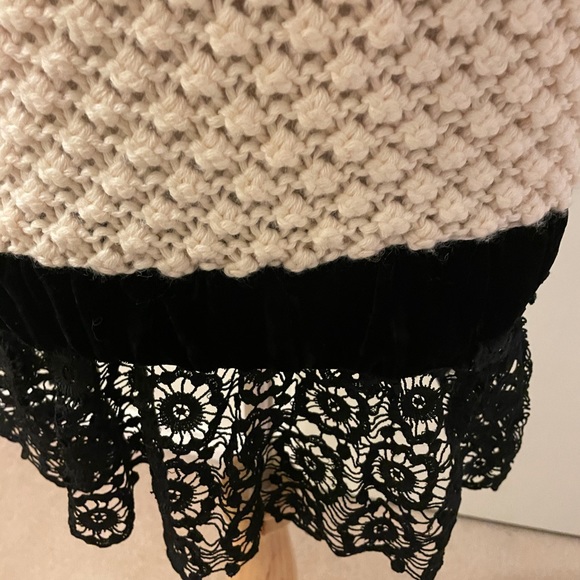 Beautiful Manoush knit w/velvet and lace trim dress - Picture 3 of 12